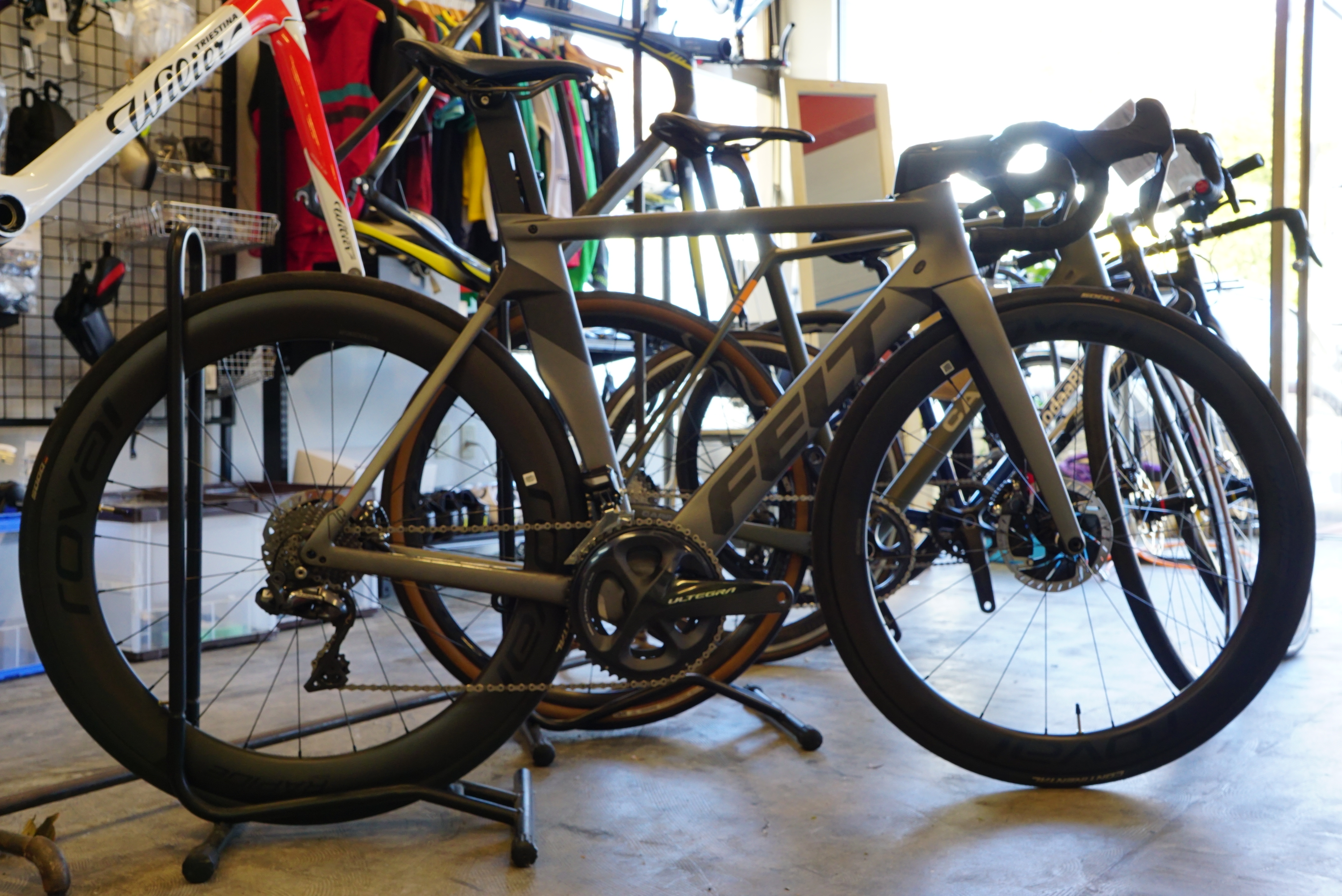 取来人限定　美品　アロートレーディング　自転車　アップグレードパーツ変更多数 a.n.design-works ロードバイク 自転車 700c クロスバイク 本体 27