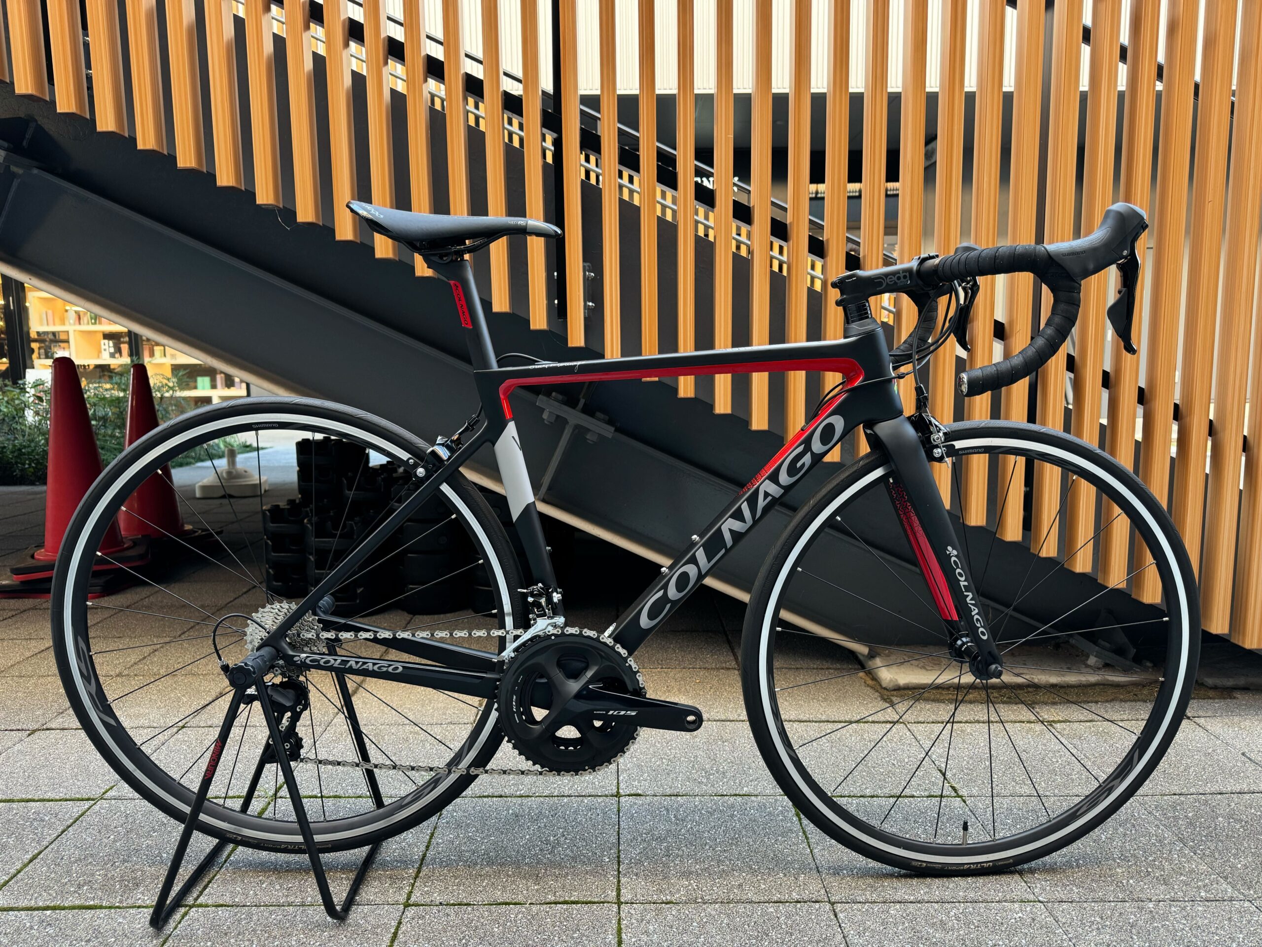 COLNAGO V3 カーボンロードバイク 福岡店入荷情報】軽量性と空力性能を両立したCOLNAGO V3 入荷しており