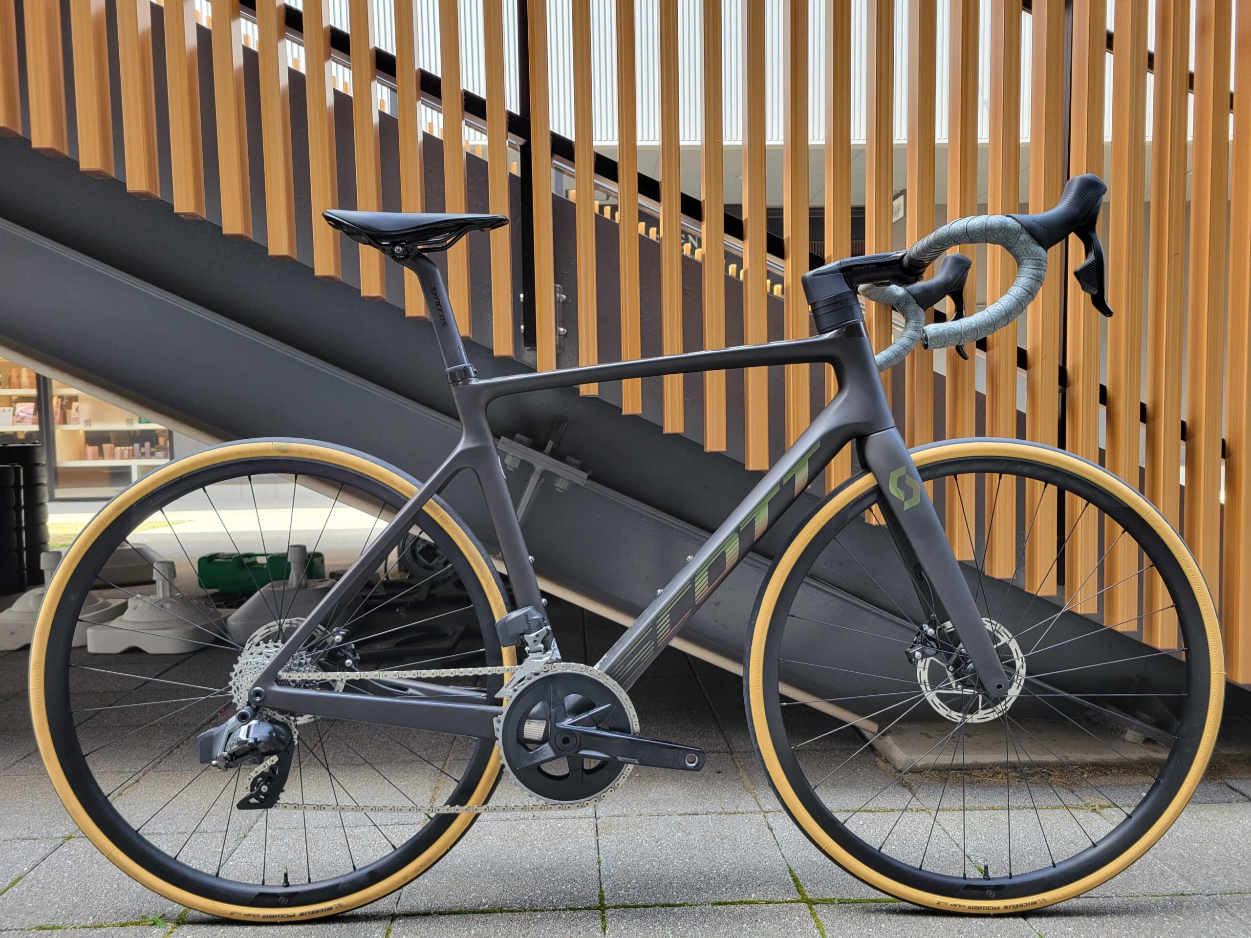 自転車本体 SCOTT ADDICT RC20 ZIPP303S FORCE E-TAP 1000003052-scaled.jpg